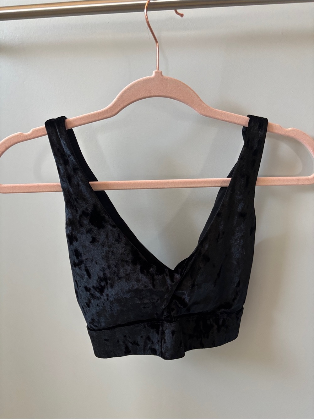 Velvet V-Neck Sports Bra Black (M)
